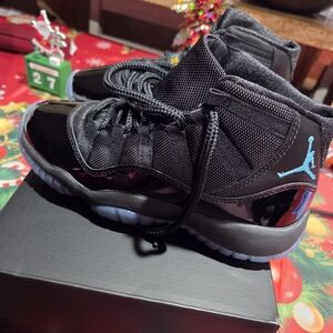 Jordan Kids Black and Teal Sneakers